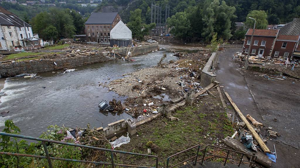Schutt und Trümmer liegen am Ufer der Vesdre (Vesder-Weser) im belgischen Pepinster. Foto: Nicolas Maeterlinck/BELGA/dpa