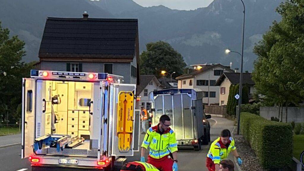 Einsatzkräfte versorgten den Verletzten zunächst vor Ort, ehe er von der Rega ins Spital geflogen wurde.