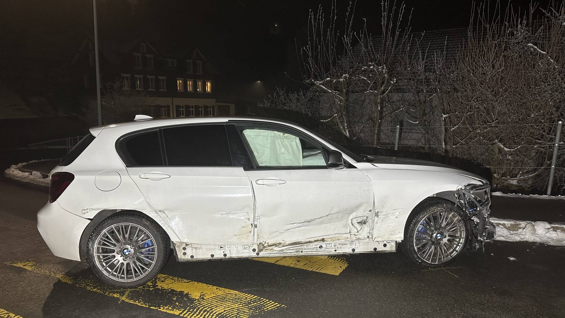 Am Fahrzeug entstand Sachschaden in der Höhe von mehreren Tausend Franken.