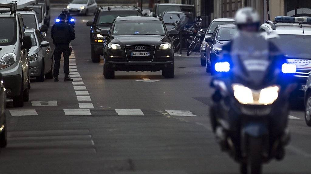 Abdeslam wird in einem Polizei-Konvoi mit Blaulicht zur Vernehmung transportiert
