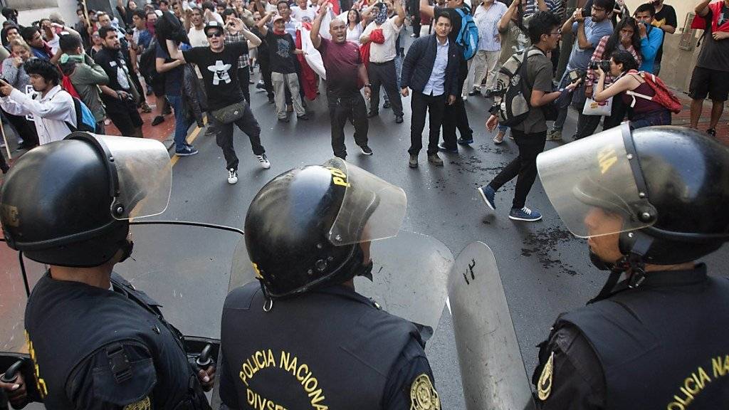 Proteste: In Peru zeigt sich neben Demonstrationen auf Strassen auch Unmut in der Oppositionspartei über die Begnadigung des Ex-Präsidenten Fujimoris.