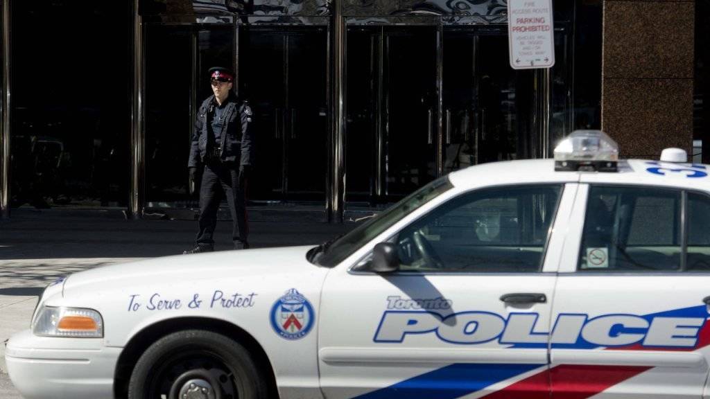 Einsatz für Polizei und Geburtshelfer in Toronto: Eine schwangere Frau wurde in Auto erschossen, ihr Baby per Kaiserschnitt gerettet. (Symbolbild)