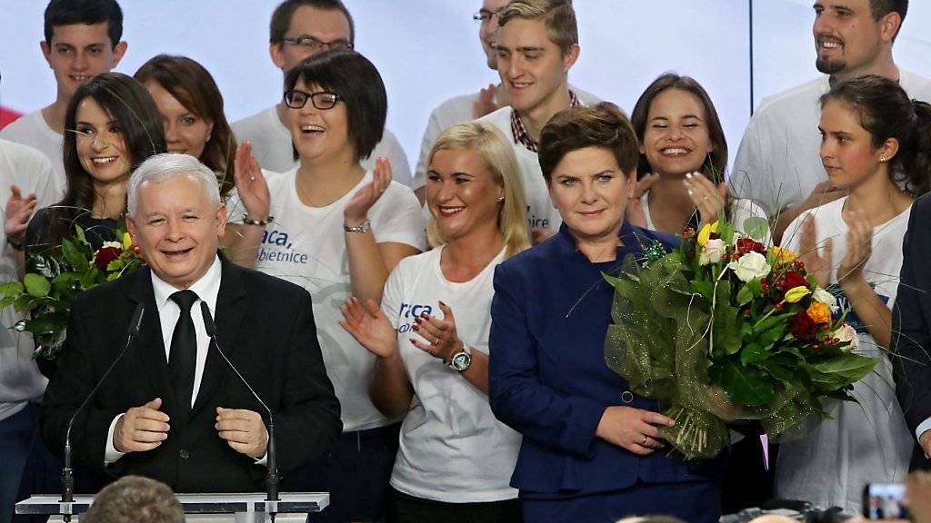 PiS-Chef Jaroslaw Kaczynski und die wohl baldige Regierungschefin Beata Szydlo (mit Blumen)