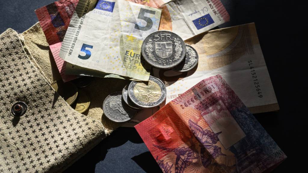 Die UBS rechnet auch 2026 mit einer leichten Aufwertung des Frankens zum Euro. (Archivbild)