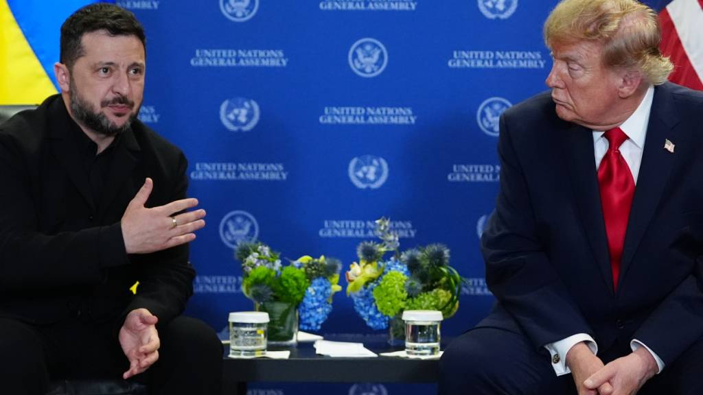 dpatopbilder - US-Präsident Donald Trump (r) trifft sich während der Generalversammlung der Vereinten Nationen im UN-Hauptquartier mit dem ukrainischen Präsidenten Wolodymyr Selenskyj. Foto: Julia Demaree Nikhinson/AP/dpa