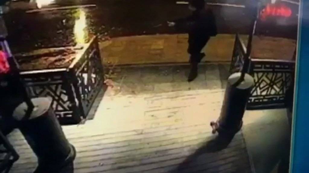 Das Bild einer Überwachungskamera zeigt den Täter auf der Strasse, wie er mit einem Gewehr bewaffnet zum Nachtclub «Reina» geht.