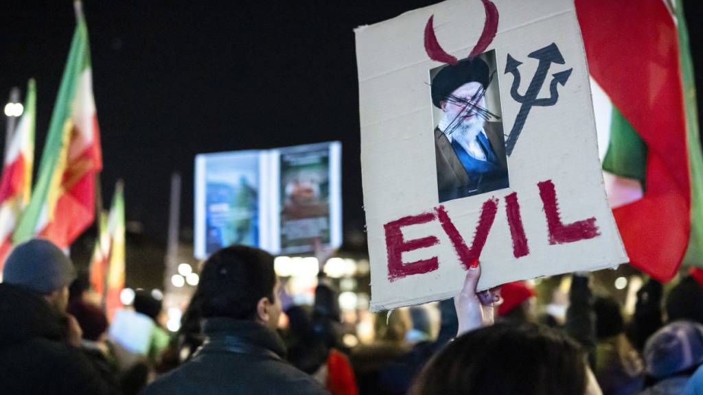 Hunderte Menschen gingen am Dienstag in Zürich gegen das iranische Regime auf die Strasse. Sie blieben friedlich, zeigten aber klar, was sie vom Regime halten.