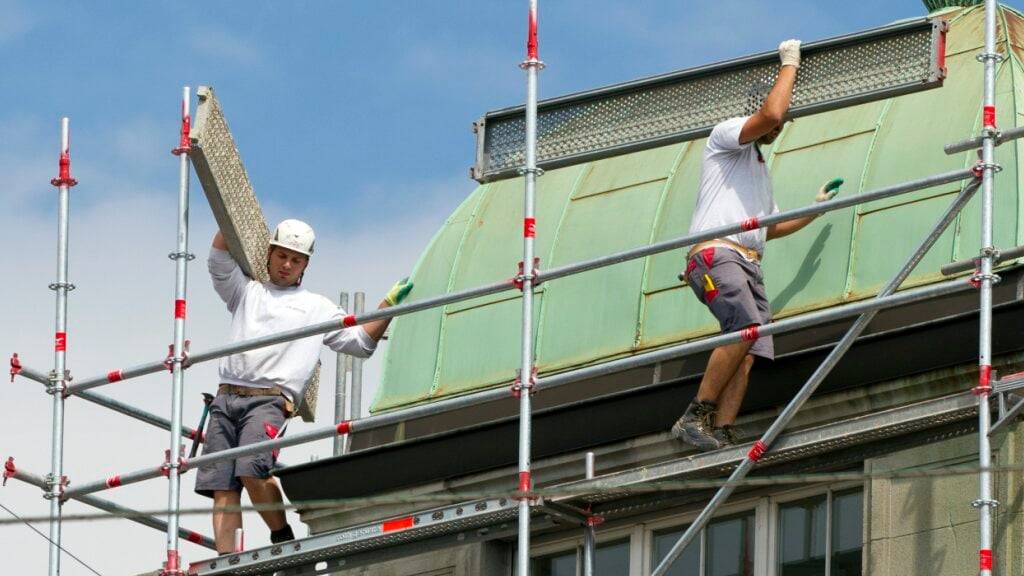 Die Schweizerische Gerüstbaubranche beschäftigt rund 4000 Mitarbeitende. (Archivbild)