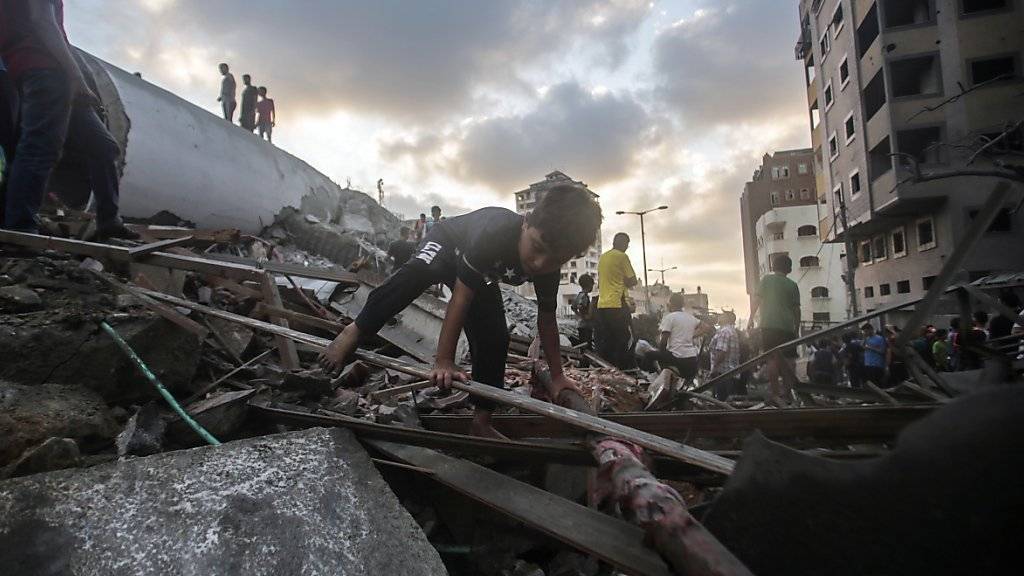 In Trümmer gelegt: Palästinenser in der von Israels Luftwaffe zerstörten mutmasslichen Hamas-Sicherheitszentrale in Gaza.