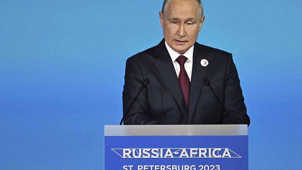 Der russische Präsident Wladimir Putin spricht während einer Plenarsitzung des zweiten russischen Afrika-Gipfels. Foto: Pavel Bednyakov/Pool Sputnik Kremlin/AP/dpa