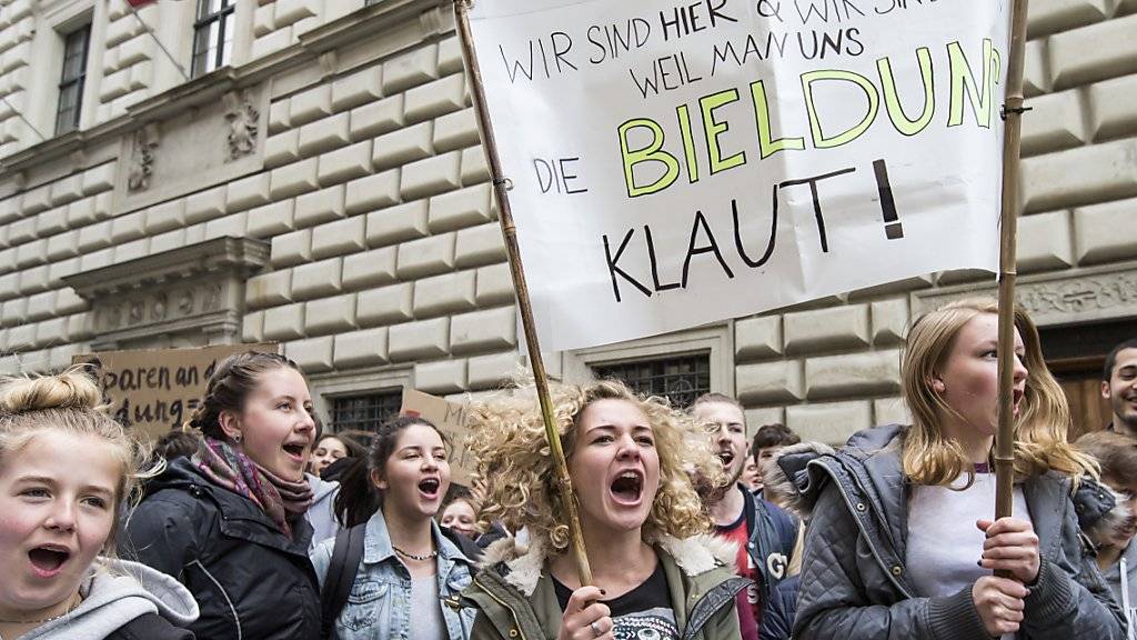 In Luzern demonstrierten am Mittwochnachmittag bei einem Protestmarsch rund 1000 Schülerinnen und Schüler gegen Abbaumassnahmen in der Bildung.