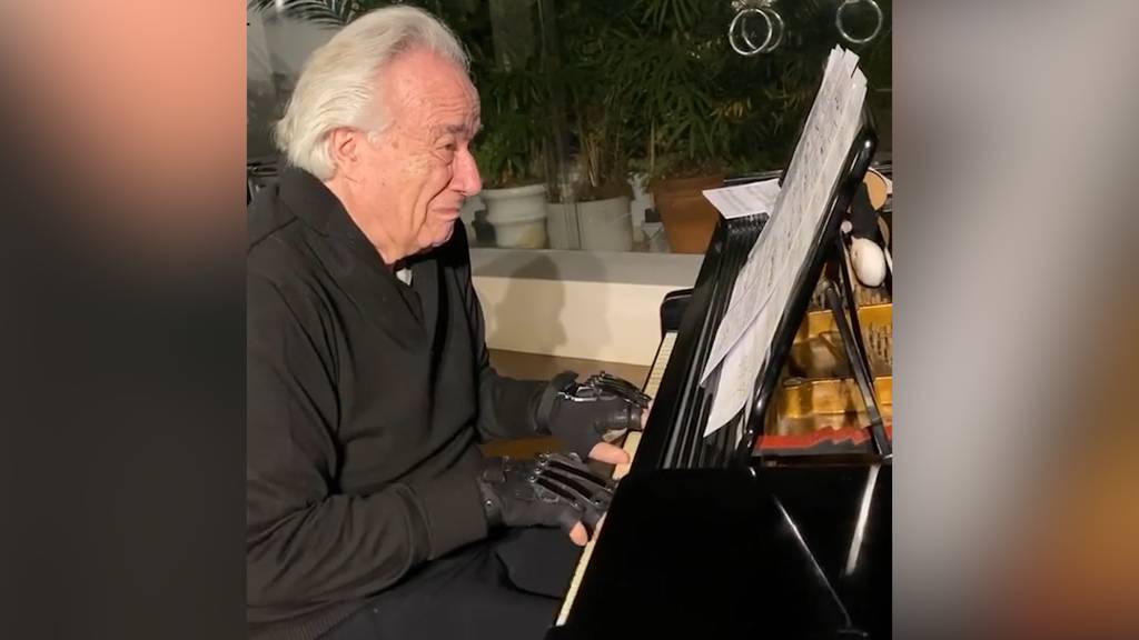 Star-Pianist kann dank Medizintechnologie nach 20 Jahren wieder Klavier spielen