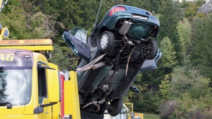 Mann stürzt mit Auto über Stützmauer