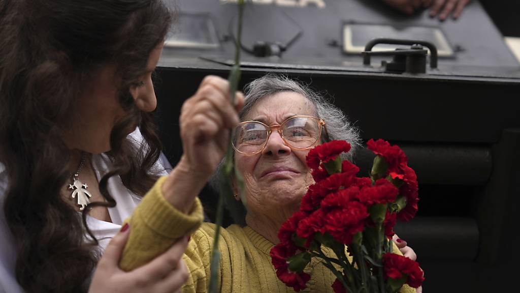 dpatopbilder - Die 90-jährige Celeste Caeiro hält einen Strauß rote Nelken während der Feierlichkeiten zum 50. Jahrestag der «Nelkenrevolution». Foto: Ana Brigida/AP/dpa