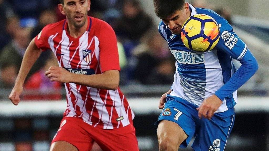 Einen Schritt schneller: Espanyols Gerard Moreno (re.) ist vor Atléticos Diego Godin am Ball