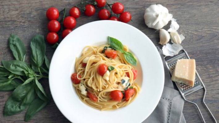 Mediterrane Spaghetti mit Mozzarella, Cherrytomaten und Basilikum