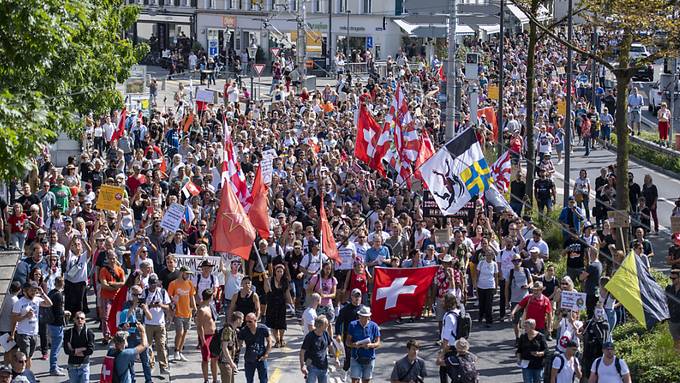 Massnahmengegnerinnen und -gegner demonstrieren in Luzern