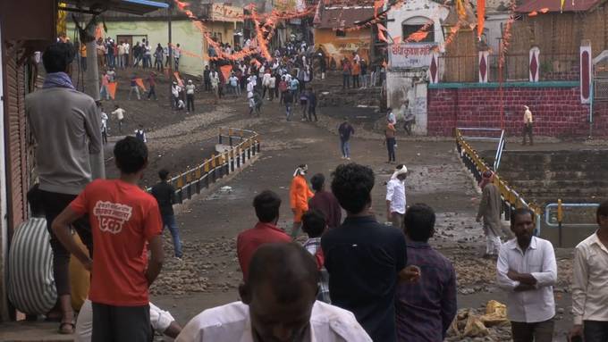 Gefährliche Tradition in Indien: 200 Verletzte nach Steinschlacht