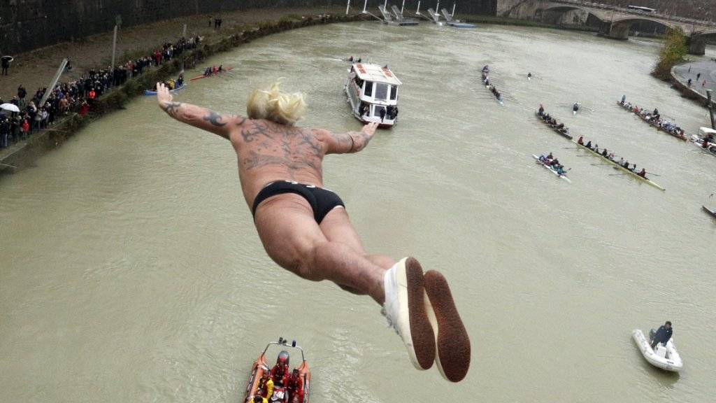 Maurizio Palmulli springt von einer Brücke - und wird in wenigen Sekunden im eiskalten Wasser des Tibers landen.