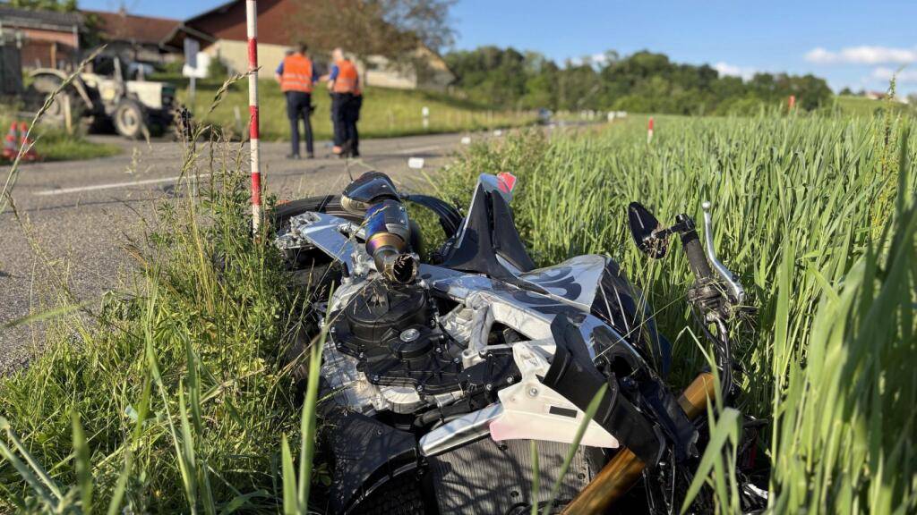 Zunächst war unklar, ob es zu einem Kontakt zwischen dem Traktor und dem Motorrad gekommen war.