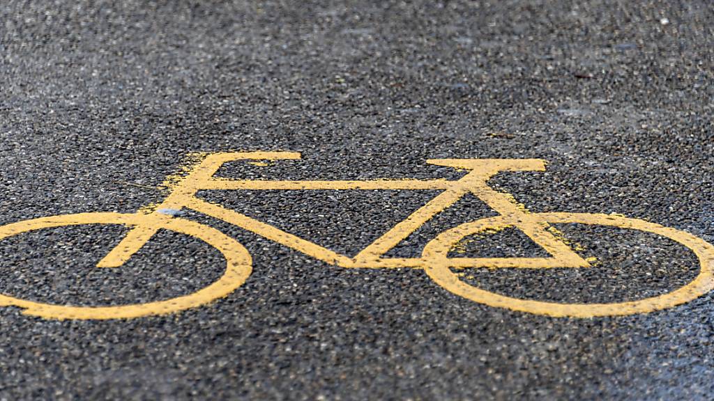 Veloweg statt Autoparkplatz: Das Verwaltungsgericht stuft eine Verkehrsanordnung der Stadt Zürich als verhältnismässig ein. (Symbolbild)