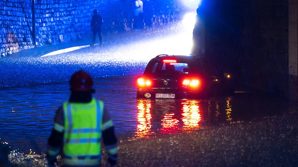 In Bellinzona blieb während des Unwetters am Samstag ein Auto in einer Unterführung stecken.
