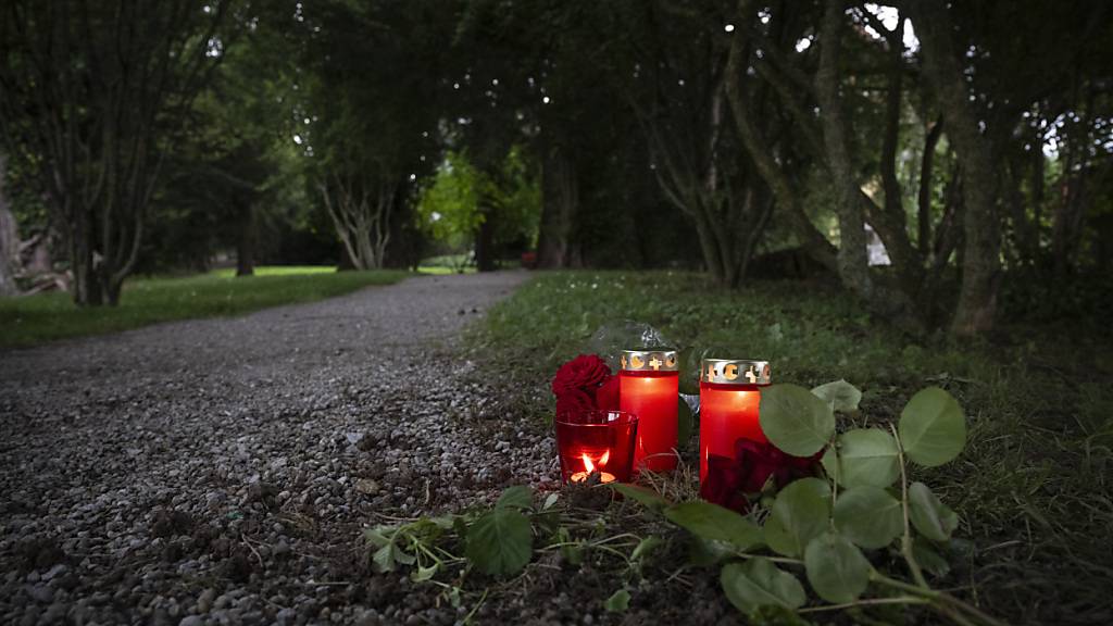Blumen und Kerzen liegen im Alma Park in Männedorf: Ein 19-jähriger Schweizer griff am Dienstagabend eine 35-jährige Joggerin an und tötete sie.
