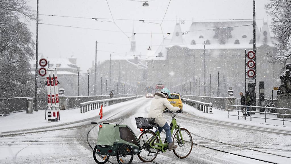 Auf den Strassen der Kantone Bern und Zürich ist es in den vergangenen Stunden zu 200 Verkehrsunfällen gekommen.