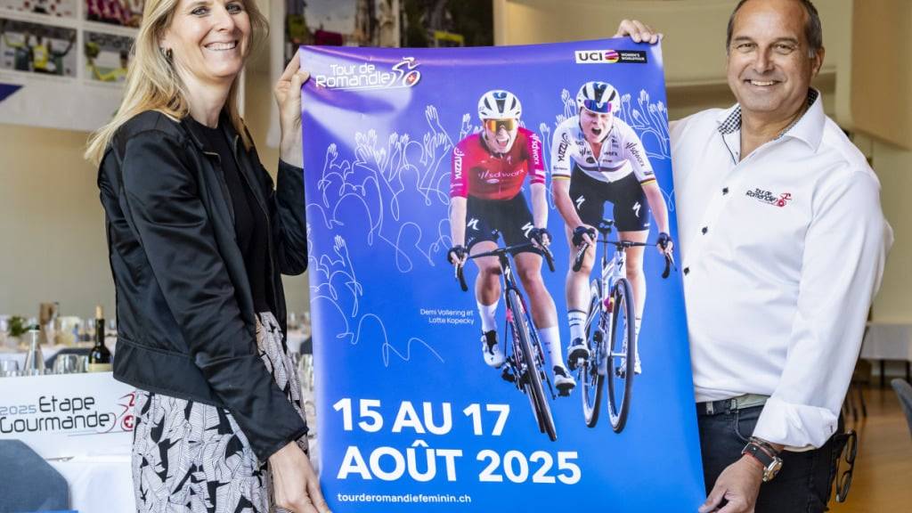 Generaldirektor Richard Chassot posiert mit dem Plakat der 4. Ausgabe der Tour de Romandie für Frauen. Neben ihm die Managerin Corinne Rimet