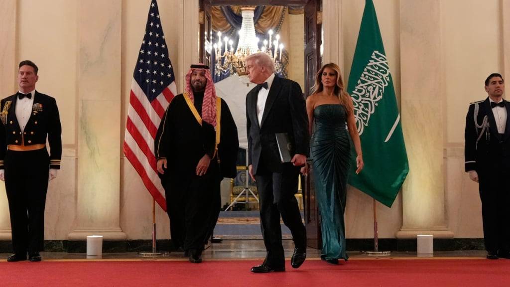 US-Präsident Donald Trump (M), First Lady Melania Trump (r) und Saudi-Arabiens Kronprinz Mohammed bin Salman (l) kommen durch den Blue Room zu einem Abendessen im East Room des Weißen Hauses. Foto: Alex Brandon/AP/dpa