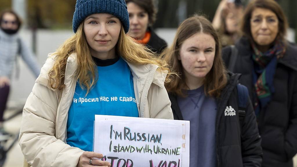 Exil-Russinnen und -Russen forderten am Sonntag auf der Place des Nations in Genf ein Ende des Angriffskriegs in der Ukraine.