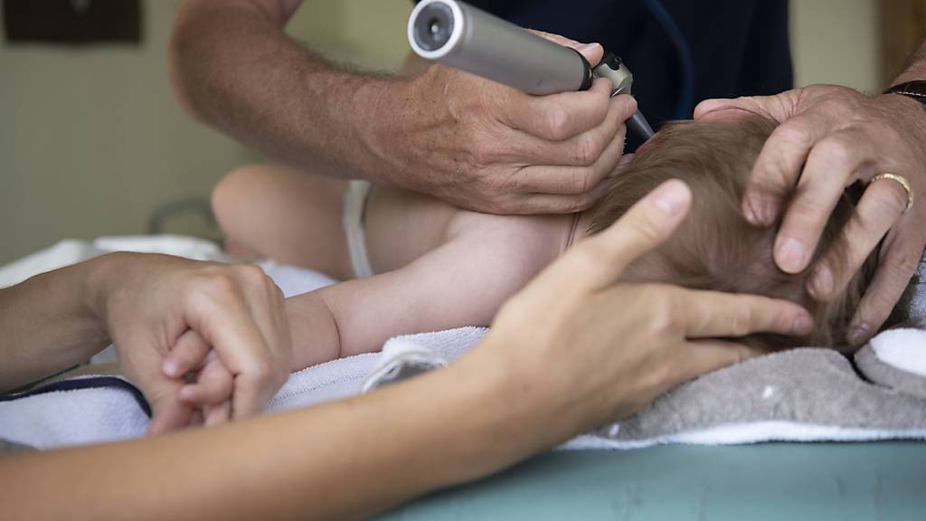 Die Zusammenarbeit unter Kinderärztinnen und -ärzten in städtischen Regionen sei einfacher, sagte Marc Sidler, Präsident des Berufsverbands der Kinder- und Jugendärzteschaft. (Archivbild)