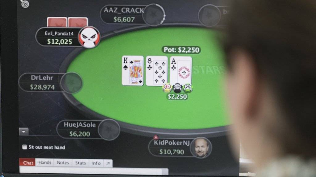 Ein Mann spielt auf der Webseite des ausländischen Glücksspielanbieters Pokerstars Online-Poker. Künftig werden Angebote von ausländischen Anbietern verboten und für Spieler in der Schweiz im Internet gesperrt. Einzig Schweizer Casinos wird das Anbieten von Online-Geldspielen erlaubt sein. (Archiv)