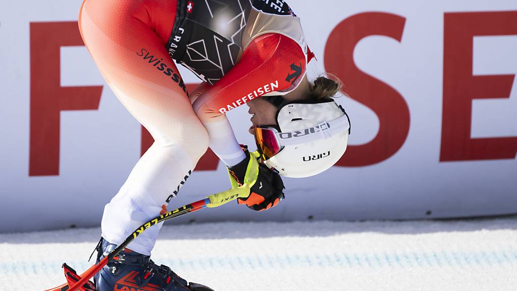 Das Knie schmerzt: Jasmine Flury im Zielraum der Abfahrt von Crans-Montana