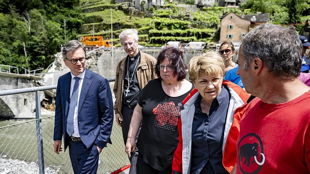 Der Tessiner Regierungspräsident (links im Bild) begleitet Bundespräsidentin Viola Amherd (zweite von rechts) bei ihrem Besuch im oberen Maggiatal.