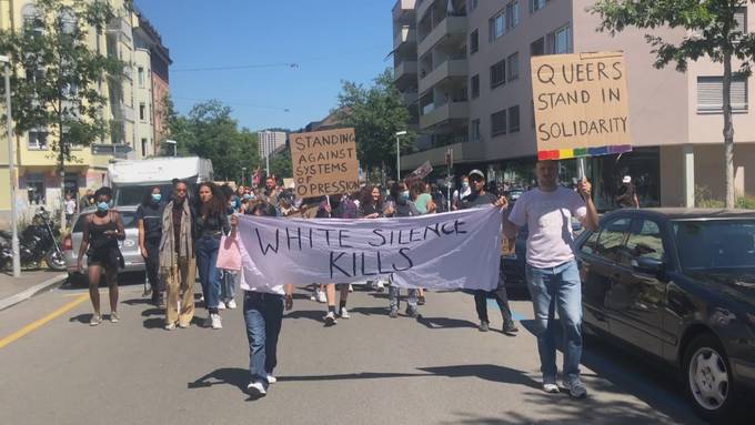 1000 Menschen protestieren in Zürich gegen Floyds Tod