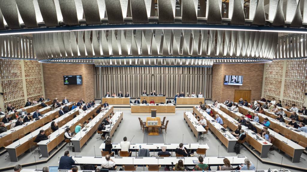 Hier wird nach Ansicht der Stadtzürcher SVP viel zu viel Geld ausgegeben. Mit einer Schuldenbremsen-Initiative will die SVP zurück zu «finanzpolitischer Disziplin». Im Bild der Gemeinderatssaal. (Archivbild)