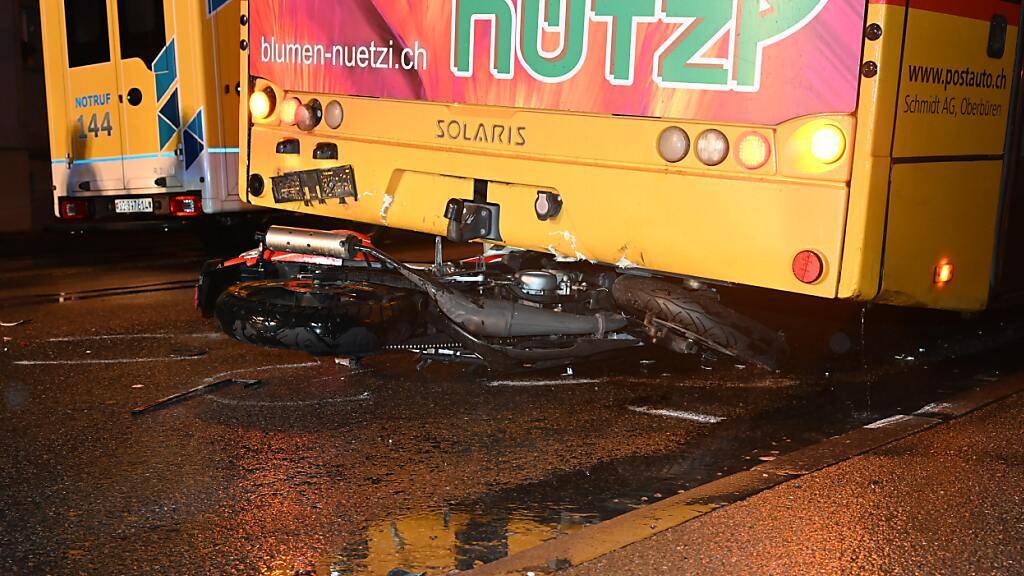 Töfffahrer bei Unfall mit Postauto in Gossau SG schwer verletzt