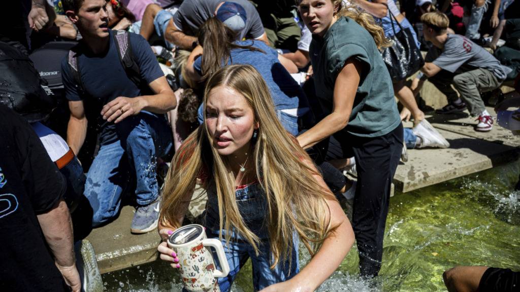 Die Menge reagiert, nachdem Charlie Kirk, der Geschäftsführer und Mitbegründer der konservativen Jugendorganisation Turning Point USA, angechossen wurde. Foto: Tess Crowley/The Deseret News/dpa