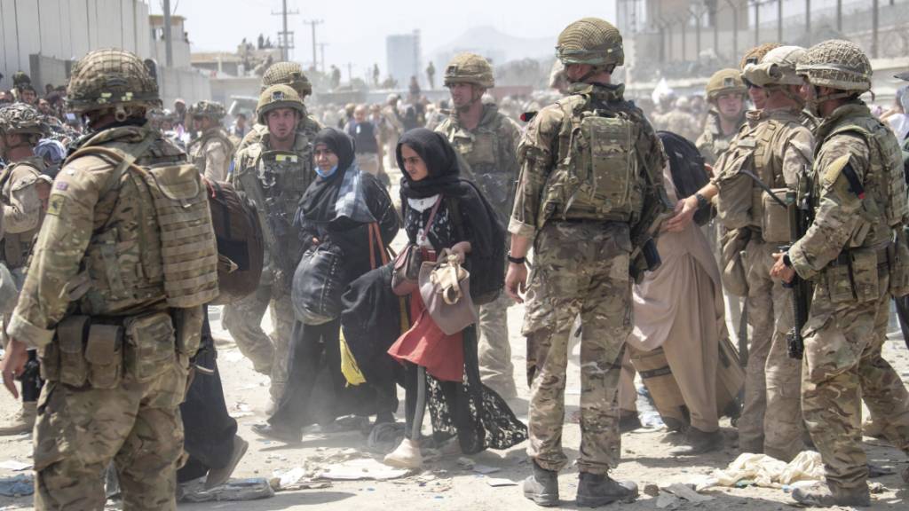 Britische und amerikanische Soldaten im Einsatz am Flughafen von Kabul.