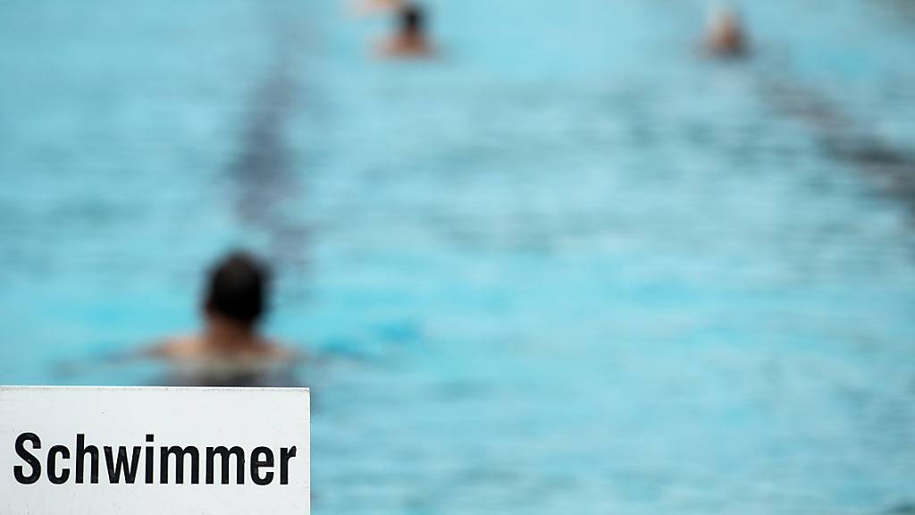 Im Kanton St. Gallen wird das Alkoholausschankverbot in Badeanstalten bald aufgehoben. (Symbolbild)