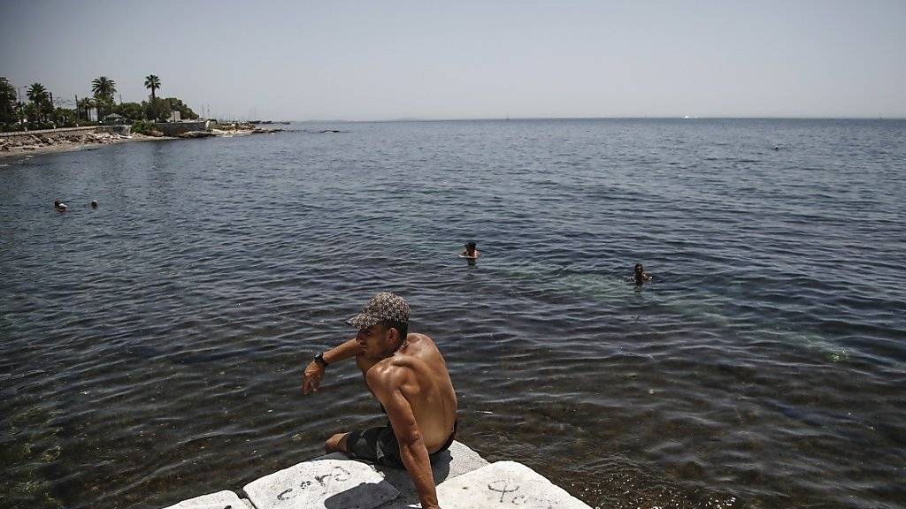 Abkühlung am Meer in der Nähe von Athen: In Griechenland herrschen zurzeit Temperaturen von über 40 Grad.