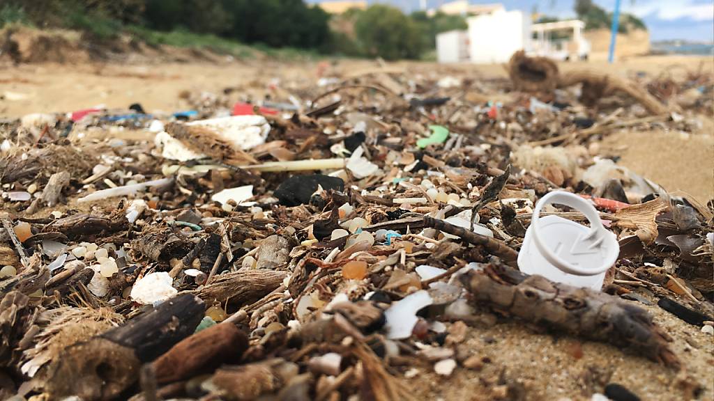 Rund 3760 Tonnen Plastik schwimmen auf der Oberfläche des Mittelmeers