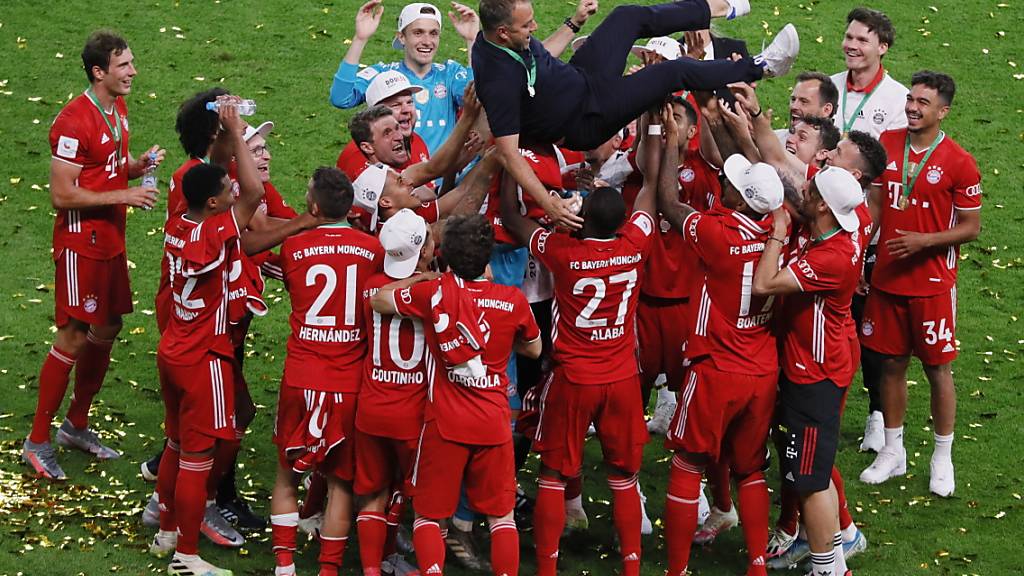 Geht es nach der DFL, sollen nicht mehr wie auf dem Bild nur die Akteure (Bayerns Spieler und Trainer Hansi Flick beim Cupsieg), sondern bald auch Fans im Stadion wieder mitjubeln dürfen
