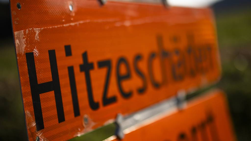 Wegen der hohen Temperaturen mussten sogar Strassen gesperrt werden, etwa zwischen Mandach und Villigen im Aargau. (Archivbild vom 21. August)