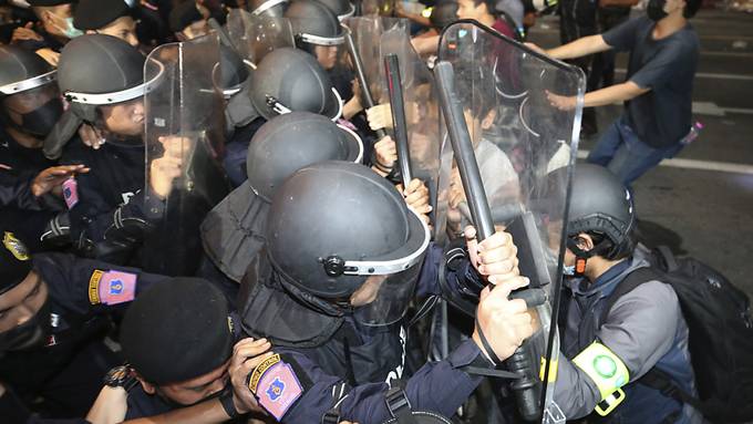 Versammlungsverbot und Festnahmen nach Massenprotest in Bangkok