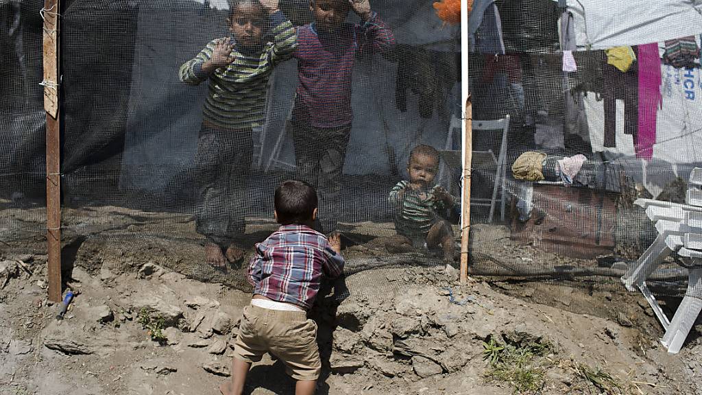Kinder spielen in einem Flüchtlingscamp auf Lesbos. In den für insgesamt rund 6300 Menschen ausgelegten Registrierlagern auf den griechischen Inseln Lesbos, Chios, Samos, Leros und Kos leben bereits mehr als 20'000 Menschen. (Archivbild)
