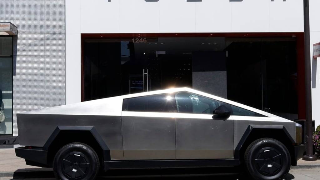 Einst galt Teslas Cybertruck als das Fahrzeug, das die Dominanz der US-Autoriesen im lukrativen Pickup-Markt brechen könnte. Doch Käufer greifen inzwischen sogar lieber zum Konkurrenz-Modell von Ford. (Archivbild)