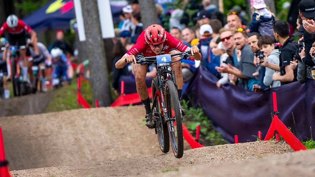 Alessandra Keller riss in der zweitletzten Runde des Short-Track-Rennens in Nove Mesto die entscheidende Lücke auf