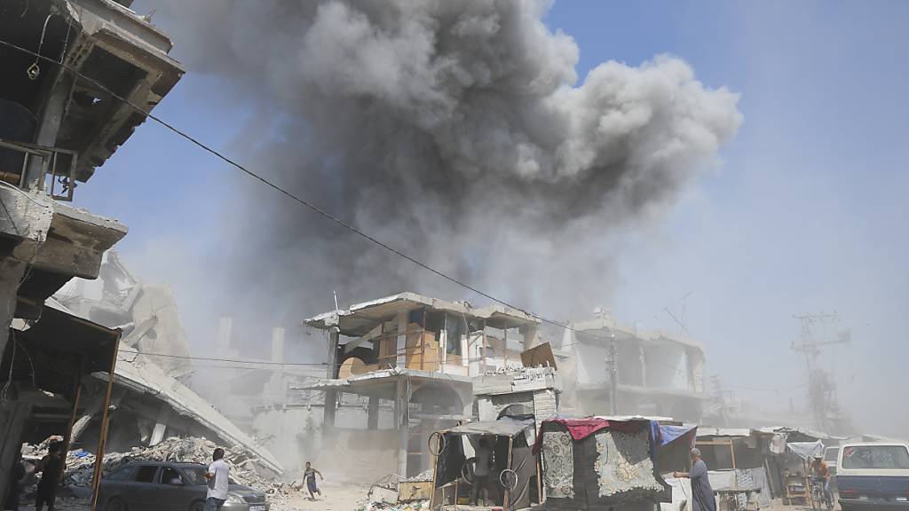 dpatopbilder - ARCHIV - Rauch steigt nach israelischen Bombardements in Chan Junis im Gazastreifen auf. Foto: Abdel Kareem Hana/AP/dpa